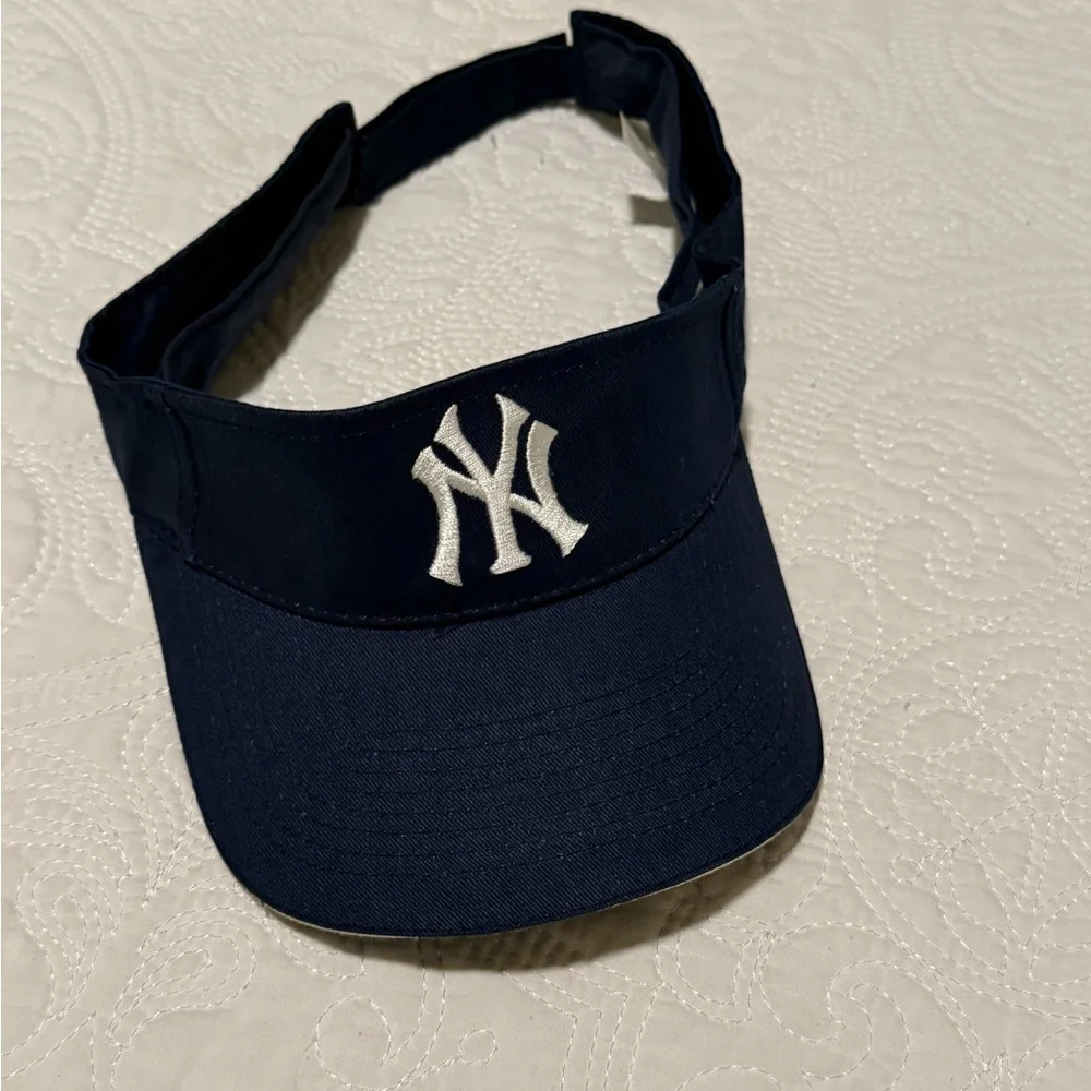 NY Yankees  Navy Visor/Sun Hat with Verizon logo on the‎ back